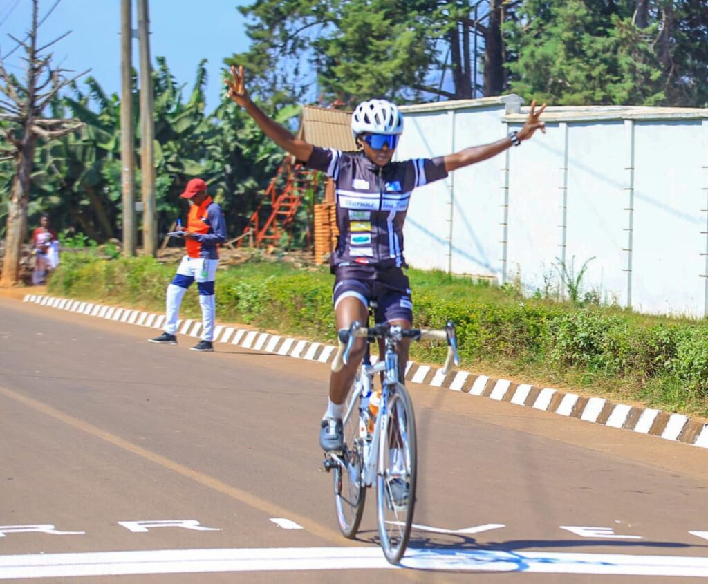 Odette Nsengiyumva et Samuel Ndikumana mènent le Tour Nkurunziza après la troisième étape