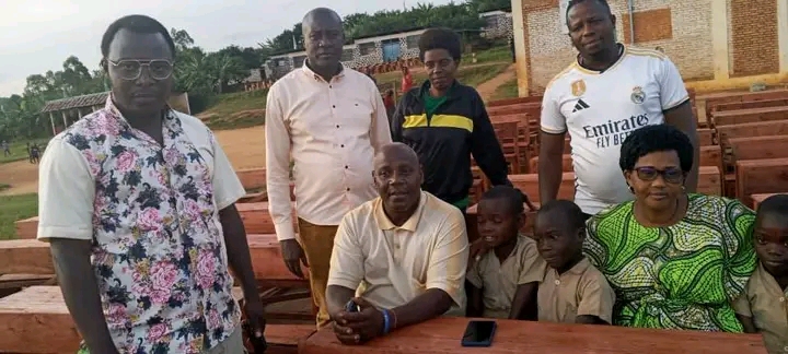 Muhanga Reçoit des Pupitres pour Soulager la Pénurie Scolaire