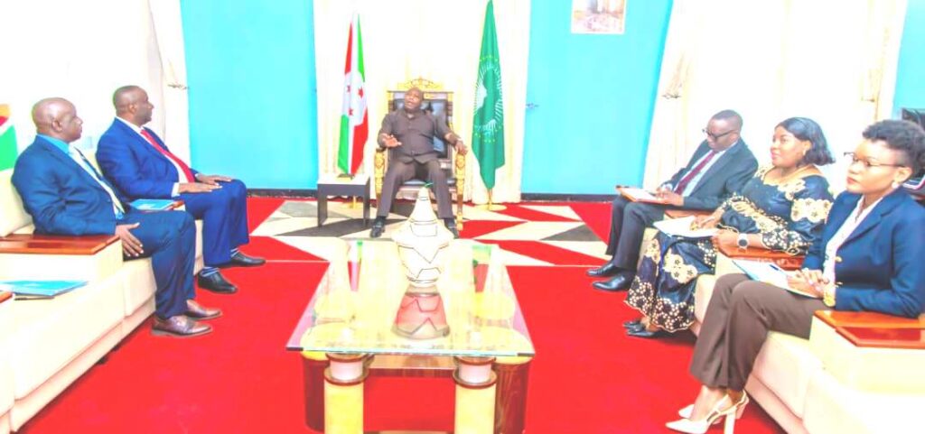 Le Président Ndayishimiye rencontre des représentants clés à Gitega pour renforcer la coopération régionale
