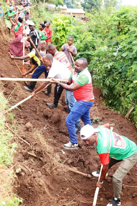 Travaux de développement communautaire sur la colline Gishingano : Le parti CNDD-FDD trace une route stratégique