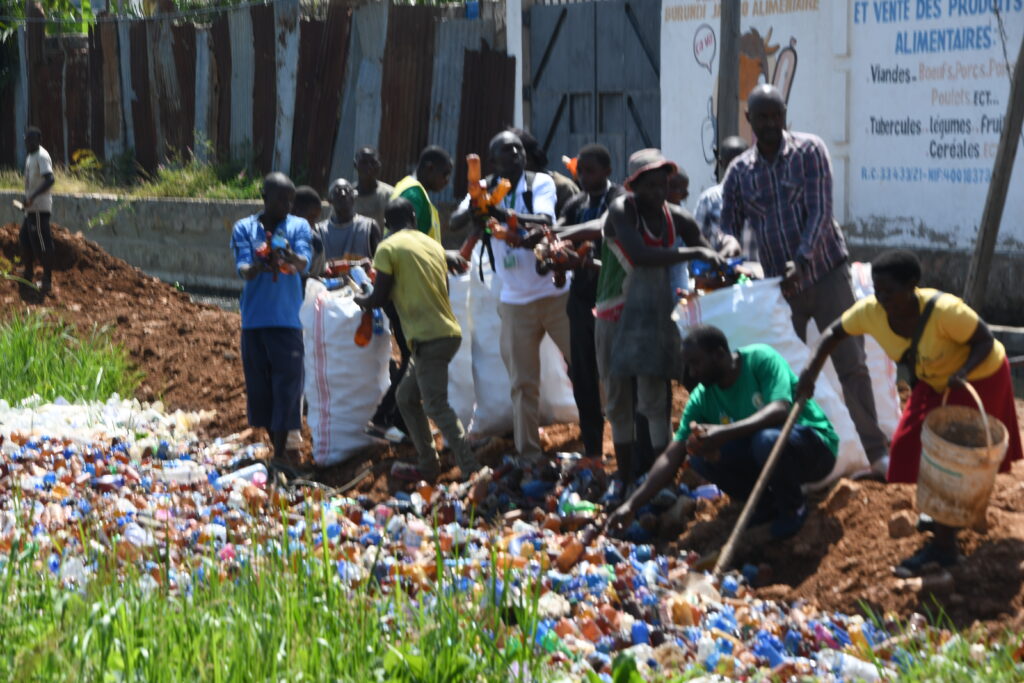 Ajanaka sensibilise à la gestion des déchets au marché de Kinindo