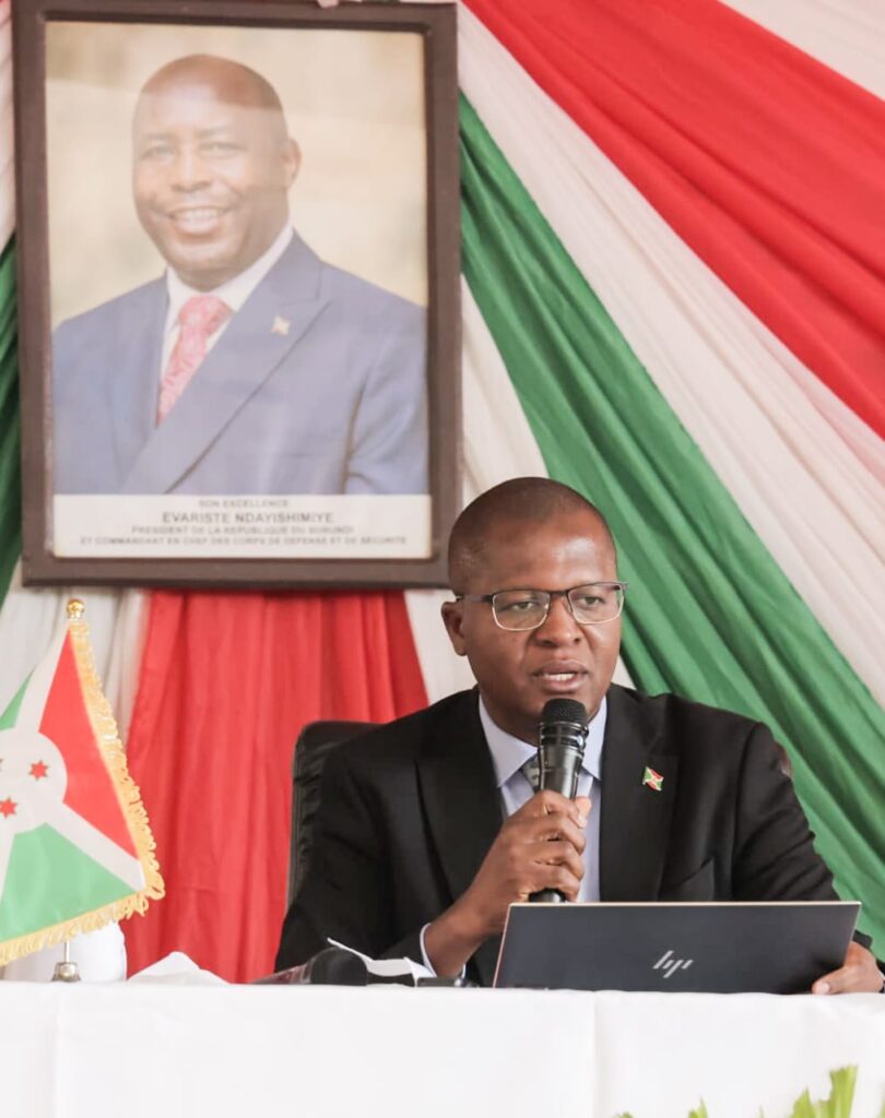 Burundi : Campagne nationale de fabrication de pupitres scolaires en difficulté