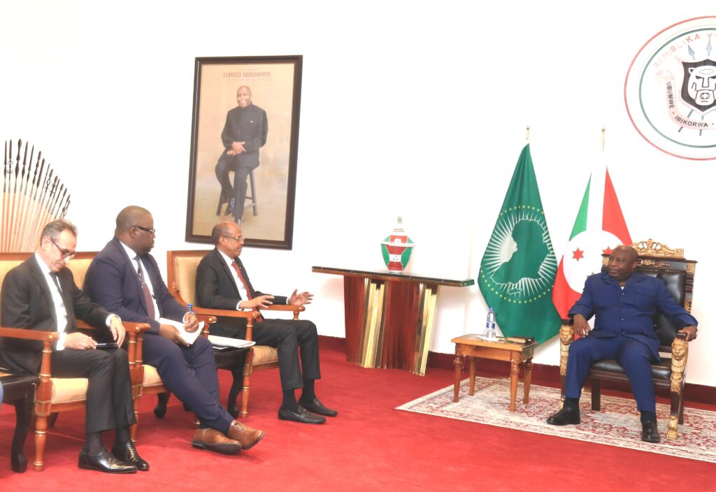 Le Président Ndayishimiye discute de l'Ébola avec le Président de la Commission de l'UA