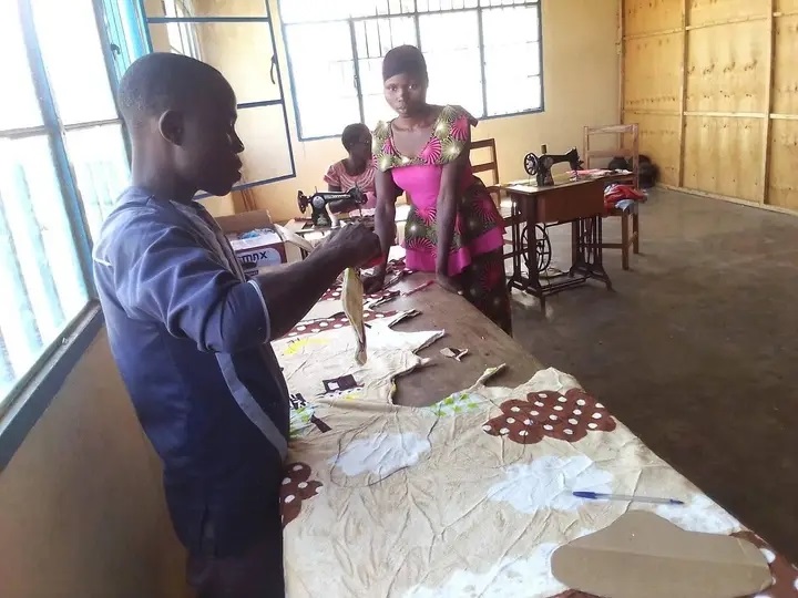 La couture, un tremplin pour l'autonomie des jeunes à Mudubugu