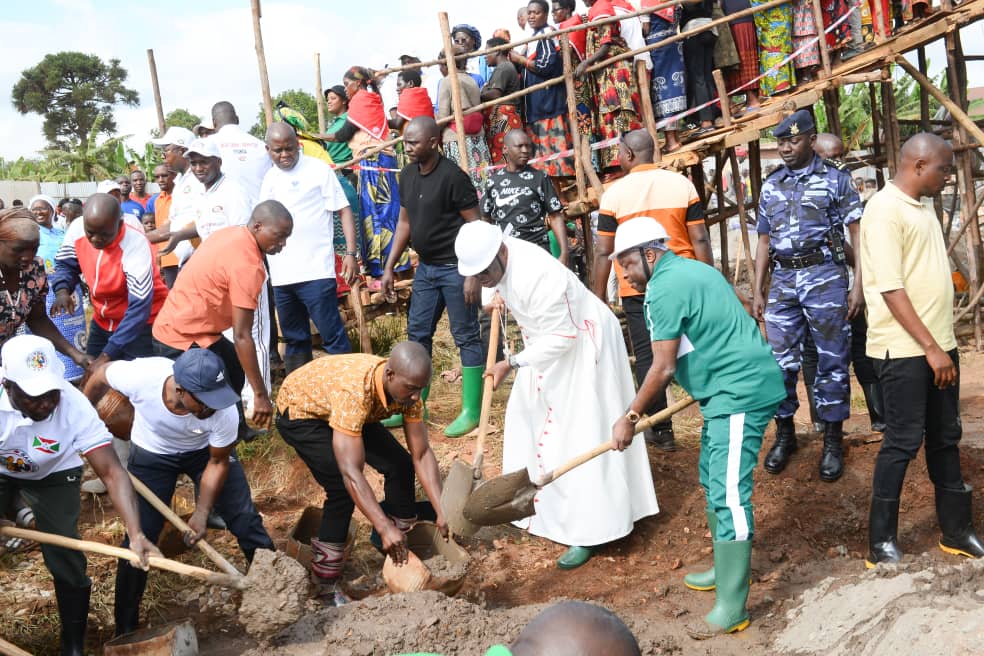 Le Président Ndayishimiye participe aux travaux de développement communautaire à Gitega et appelle le clergé à l'action