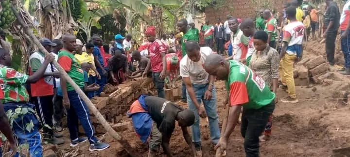 Matongo : Leaders Communautaires Mobilisés pour Construire une Maison pour une Famille Vulnérable